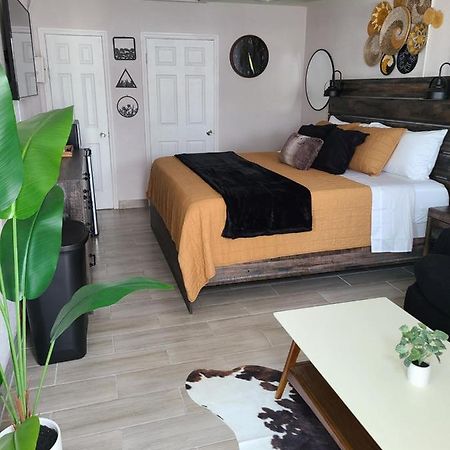 Modern Studio Retreat With King Bed - Cozy Comfort Pahokee Exterior photo